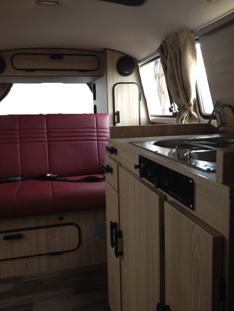 VW T2 Camper Ausbau – neue Küche nach Westfalia-Vorbild mit HPL und Nussbaum