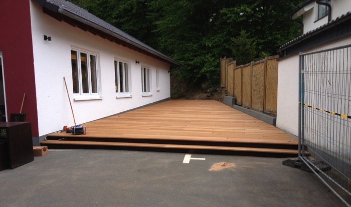 Referenzen Tischlerei Sudhoff – Holzterrasse aus Bangkirai mit Stufen und LED