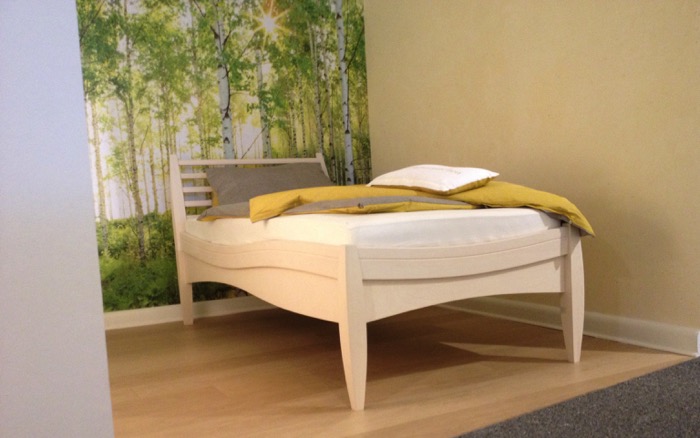 Bett aus Birkenholz mit geschwungener Form, weiß geölt – individuelle Handarbeit der Tischlerei Sudhoff