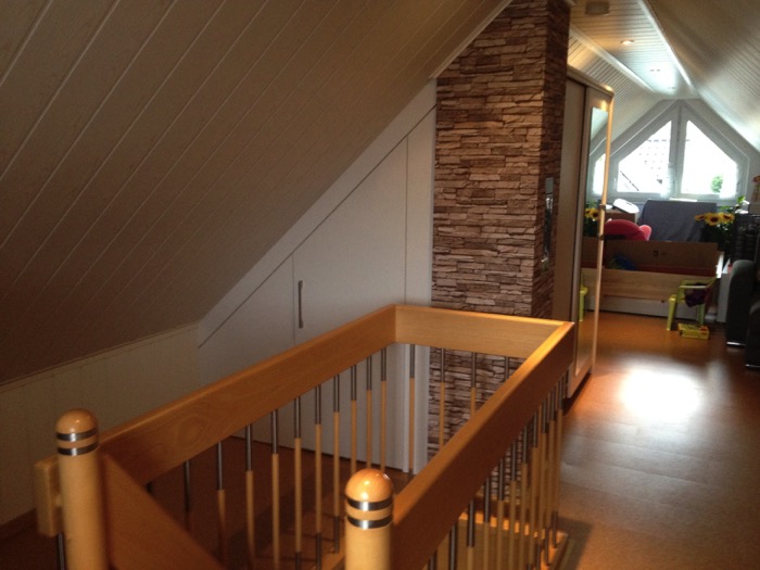 Referenzen Tischlerei Sudhoff – Einbauschrank unter Dachschräge in Weiß