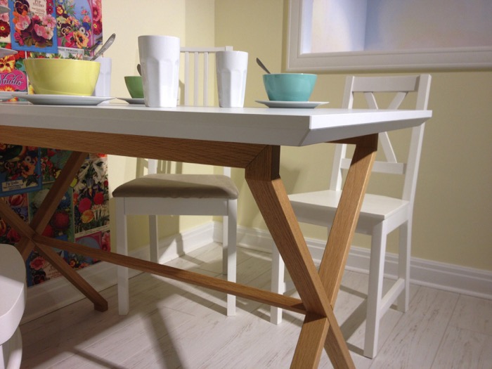 Esstisch Eiche Weiß HPL Werl – moderner Tisch mit Kreuzgestell aus Eiche