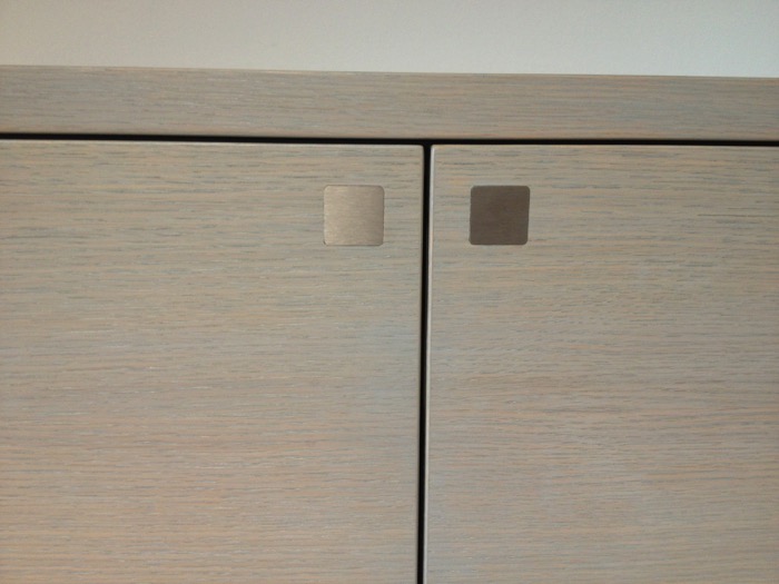 Detail Edelstahl-Druckpunkte an der Garderobe nach Maß – komfortables Öffnen großer Fronten