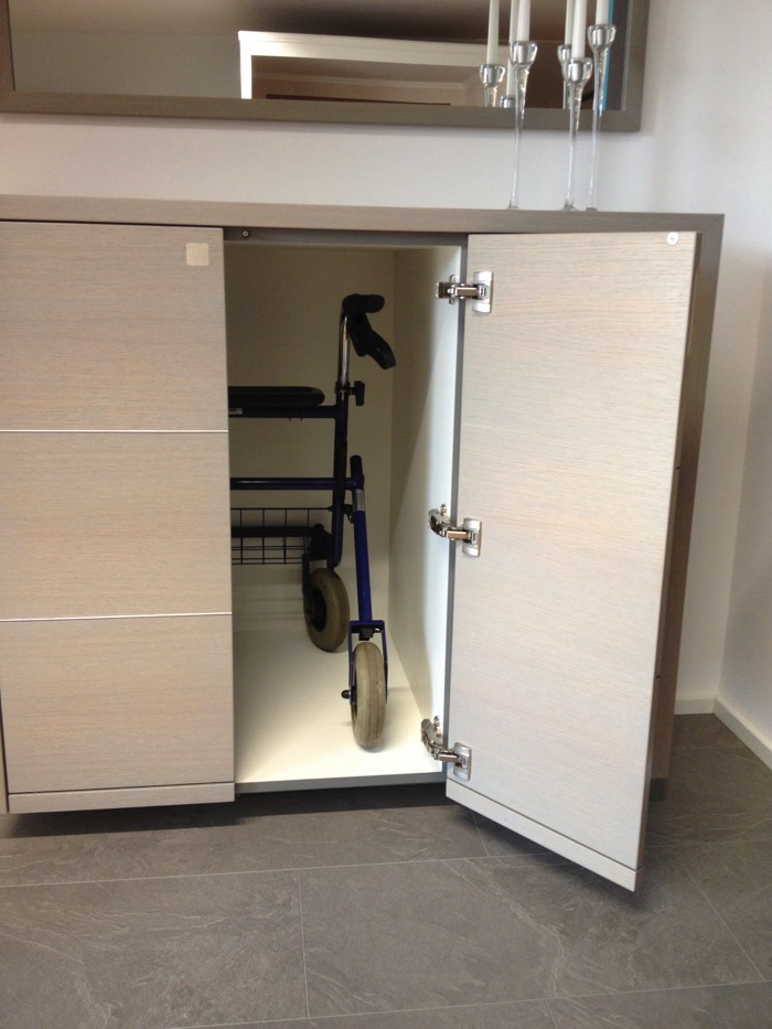 Garderobe nach Maß mit Rollatorgarage – geöffnete Nische mit abgestelltem Rollator