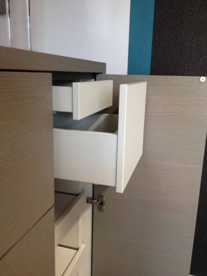 Garderobe nach Maß mit tiefen Schubkästen – barrierearme Schuhschrank-Lösung