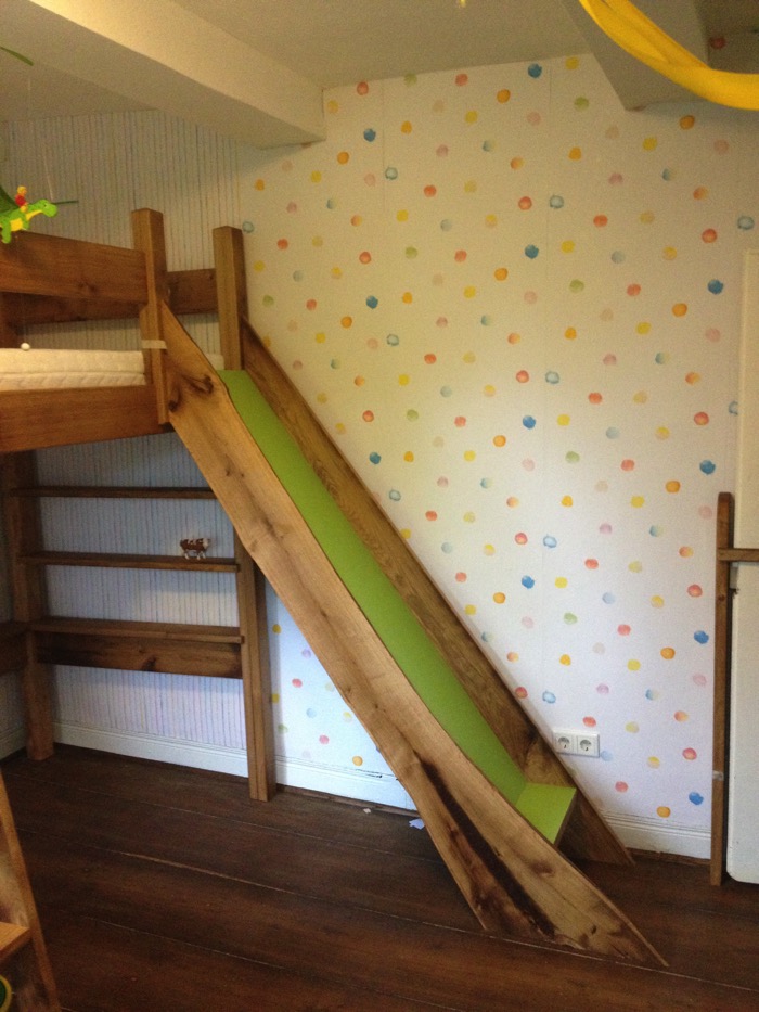 Detail Hochbett Eiche massiv mit Rutsche Werl – Geländer, Einstieg und massive Eiche im Kinderzimmer