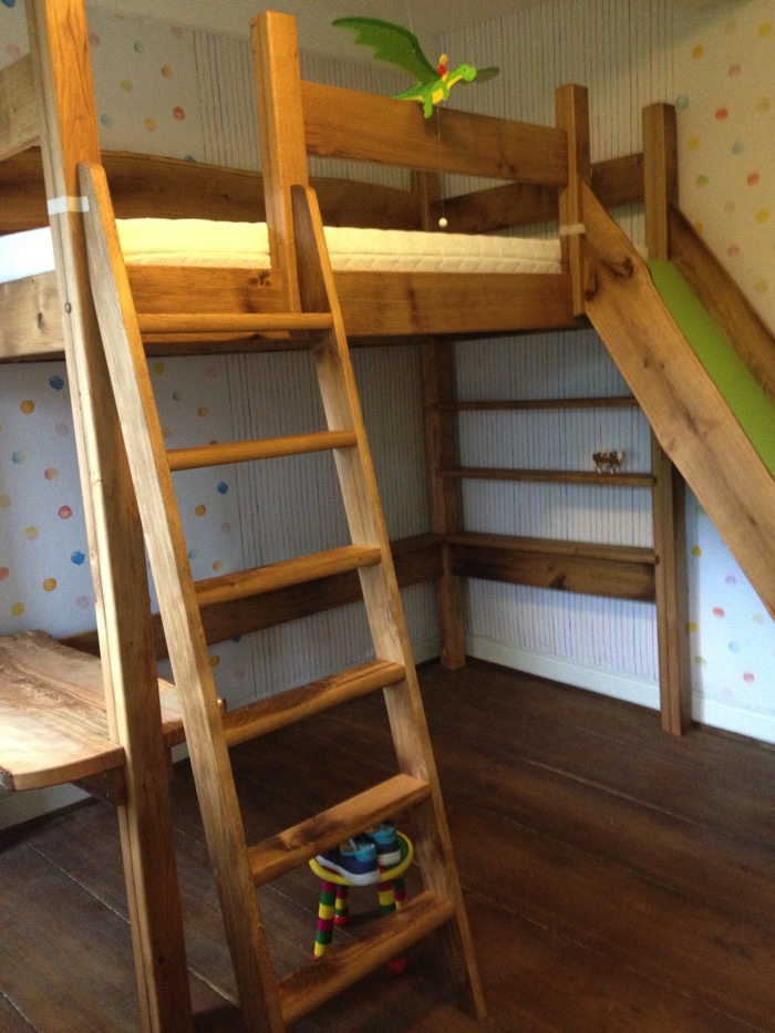 Hochbett aus massiver Eiche mit Rutsche und integriertem Schreibtisch – Übersicht im Kinderzimmer