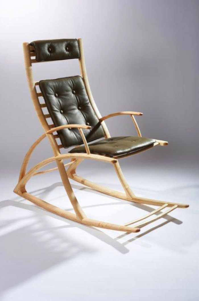 Schaukelstuhl aus Esche mit gebogenem Holz und Lederpolster – handgefertigt von der Tischlerei Sudhoff in Werl