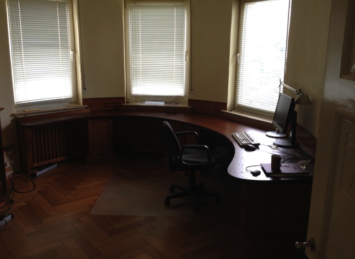 Referenzen Tischlerei Sudhoff – Schreibtisch im Erker aus Eiche und Kiefer