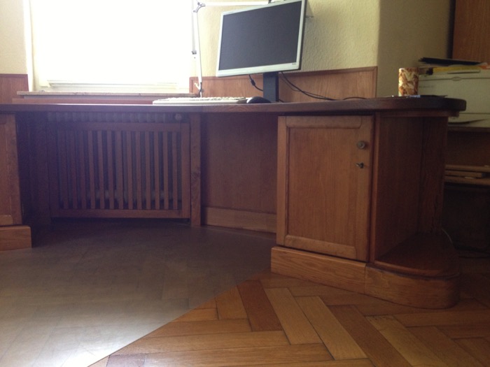 Detail Schreibtisch nach Maß Werl – Arbeitsfläche im Erker