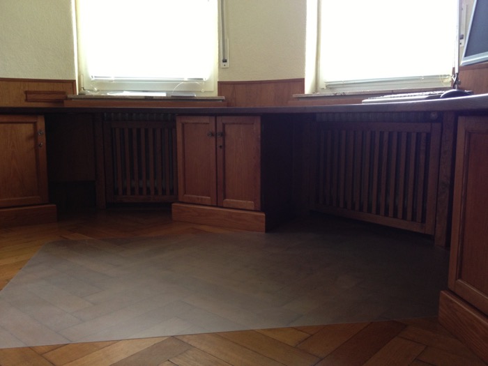 Schreibtisch nach Maß Werl mit integrierter Heizkörperverkleidung