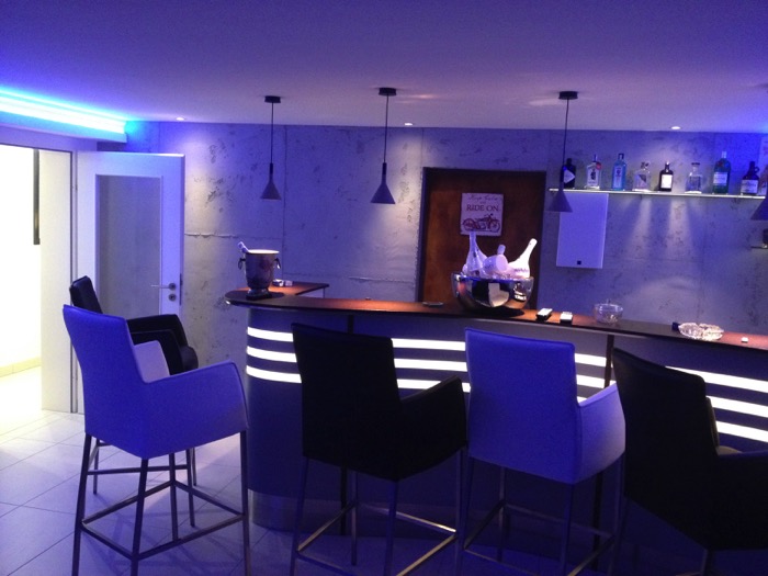 Frontansicht der Heimkino-Theke aus Roststahl und Aluminium