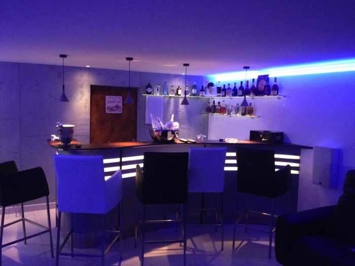 Referenzen Tischlerei Sudhoff – Heimkino-Theke aus Roststahl und Aluminium