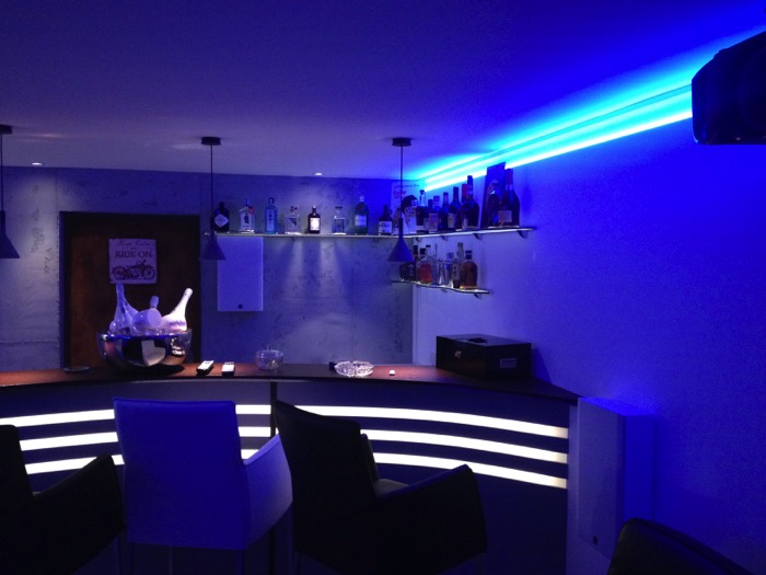 LED-Lichtdesign der Heimkino-Theke mit indirekter Beleuchtung