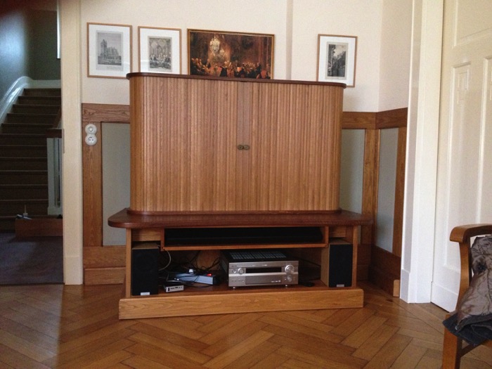 Referenzen Tischlerei Sudhoff – TV-Schrank aus Eiche mit historischem Rollladen