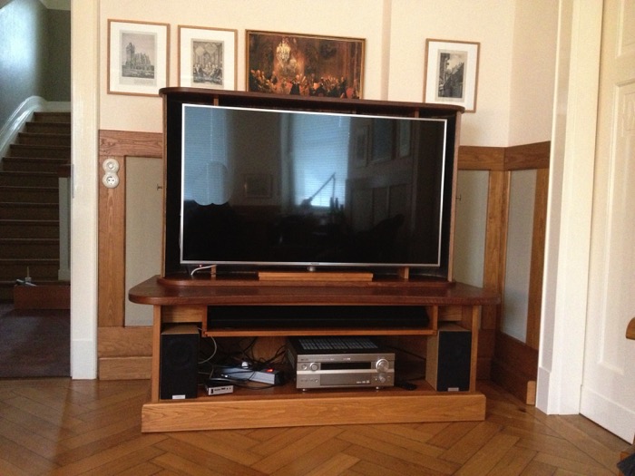 TV-Schrank nach Maß mit historischem Rollladen Werl – geöffneter Rollladen mit sichtbarem TV