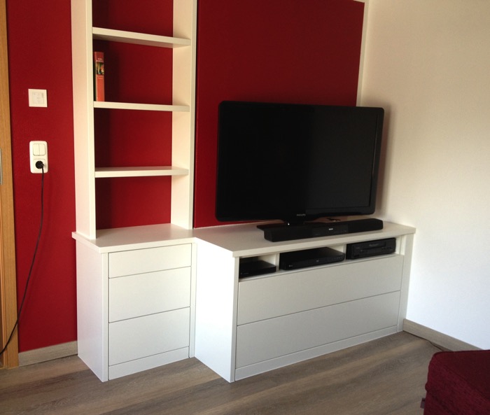 Referenzen Tischlerei Sudhoff – Weißlack-TV-Schrank mit Bücherregal