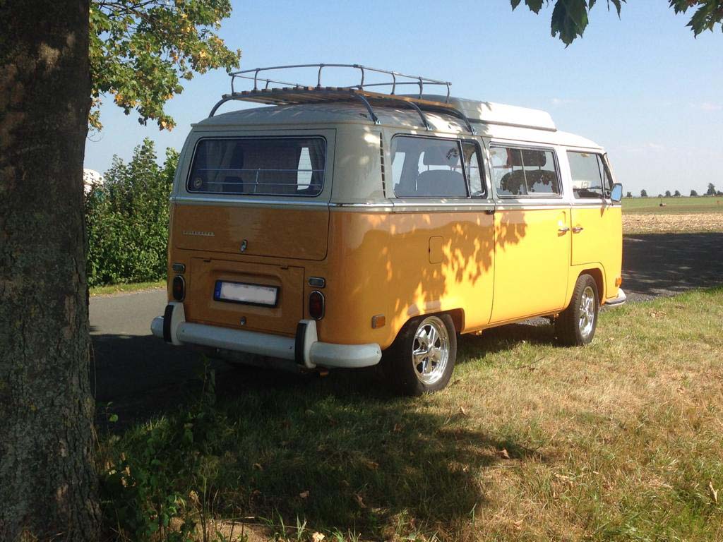 VW T2 Westfalia Ausbau – Heckansicht des gelb-weißen Campers mit Dachgepäckträger