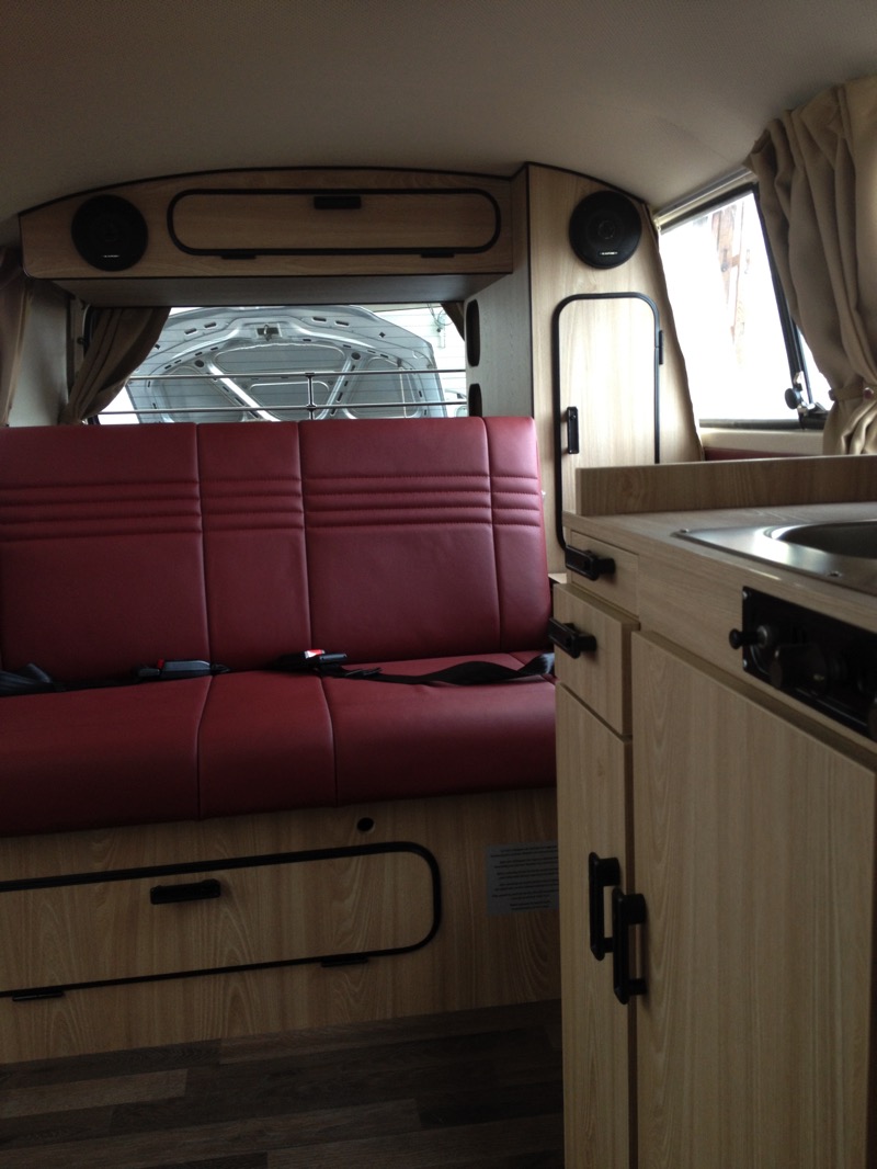 VW T2 Innenraum – Detailblick auf Sitzbank, Dachschrank und Küchenblock im HPL Dekor Rüster