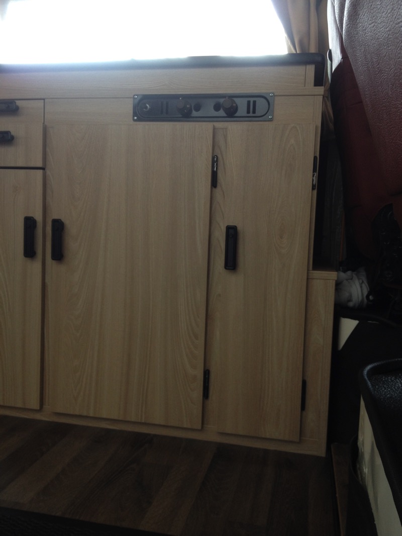 VW T2 Westfalia Nachbau – geschlossene Küchenzeile aus HPL Rüster mit restaurierten Bedienelementen