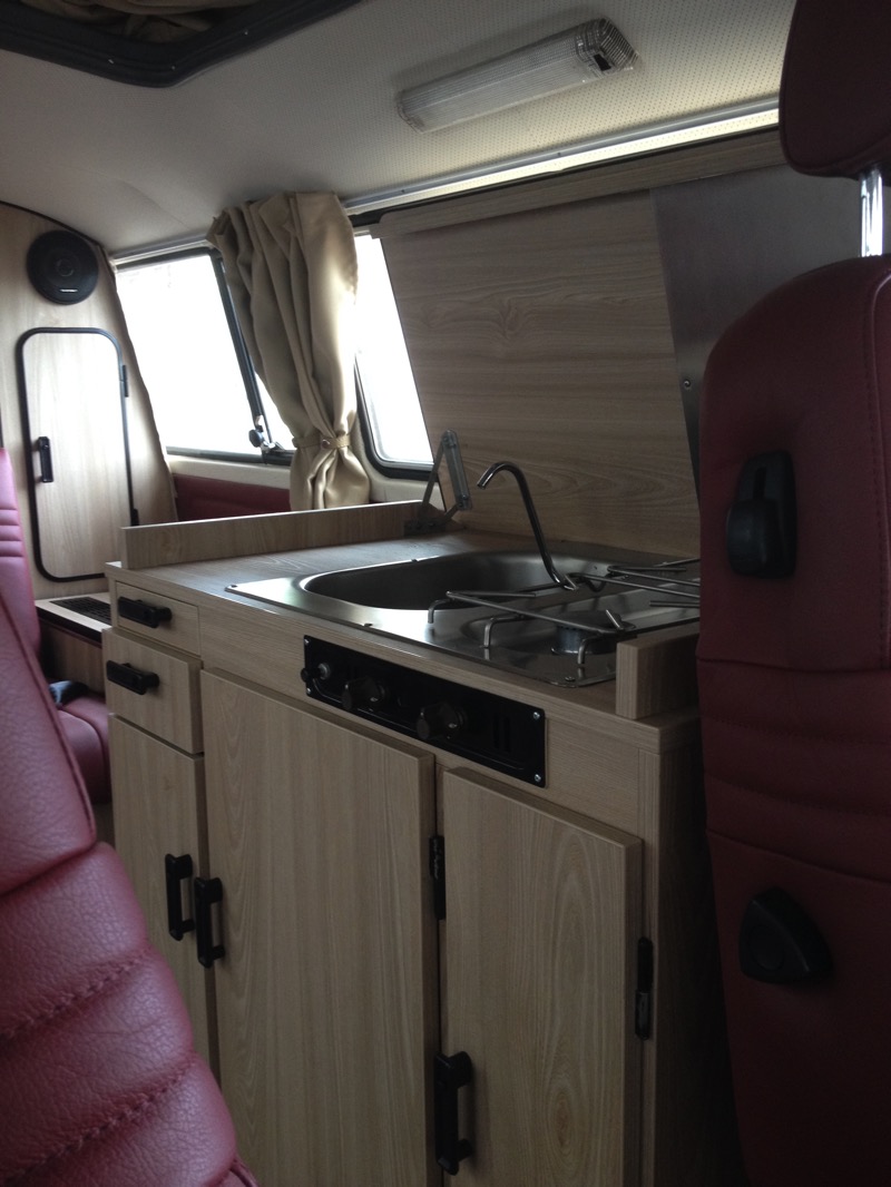 VW T2 Westfalia Nachbau – Küchenzeile mit aufgearbeitetem Original-Herd und Waschbecken in HPL Rüster