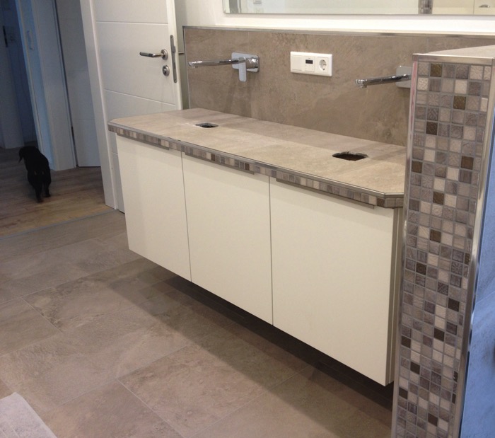 Referenzen Tischlerei Sudhoff – Waschtisch Weißlack mit Feinsteinzeugplatte