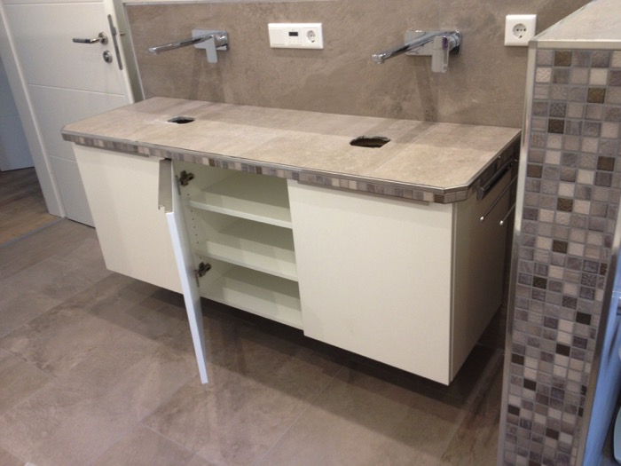 Waschtischunterschrank Weißlack Feinsteinzeug Werl – geöffneter Innenraum mit großem Stauraum