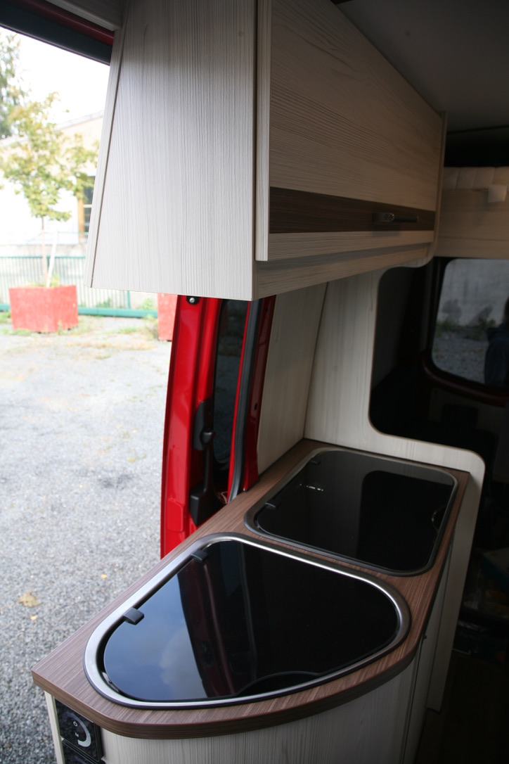 Sprinter Camper – Blick auf Küchenarbeitsplatte und Stauraum darunter