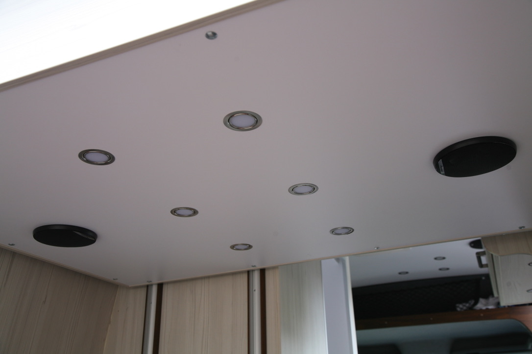 Innenausbau im Mercedes Sprinter Camper mit Sitzbank und Möbelfronten