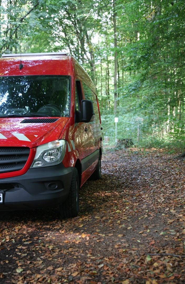 Referenzen Tischlerei Sudhoff – Mercedes Sprinter Camperausbau außen im Wald