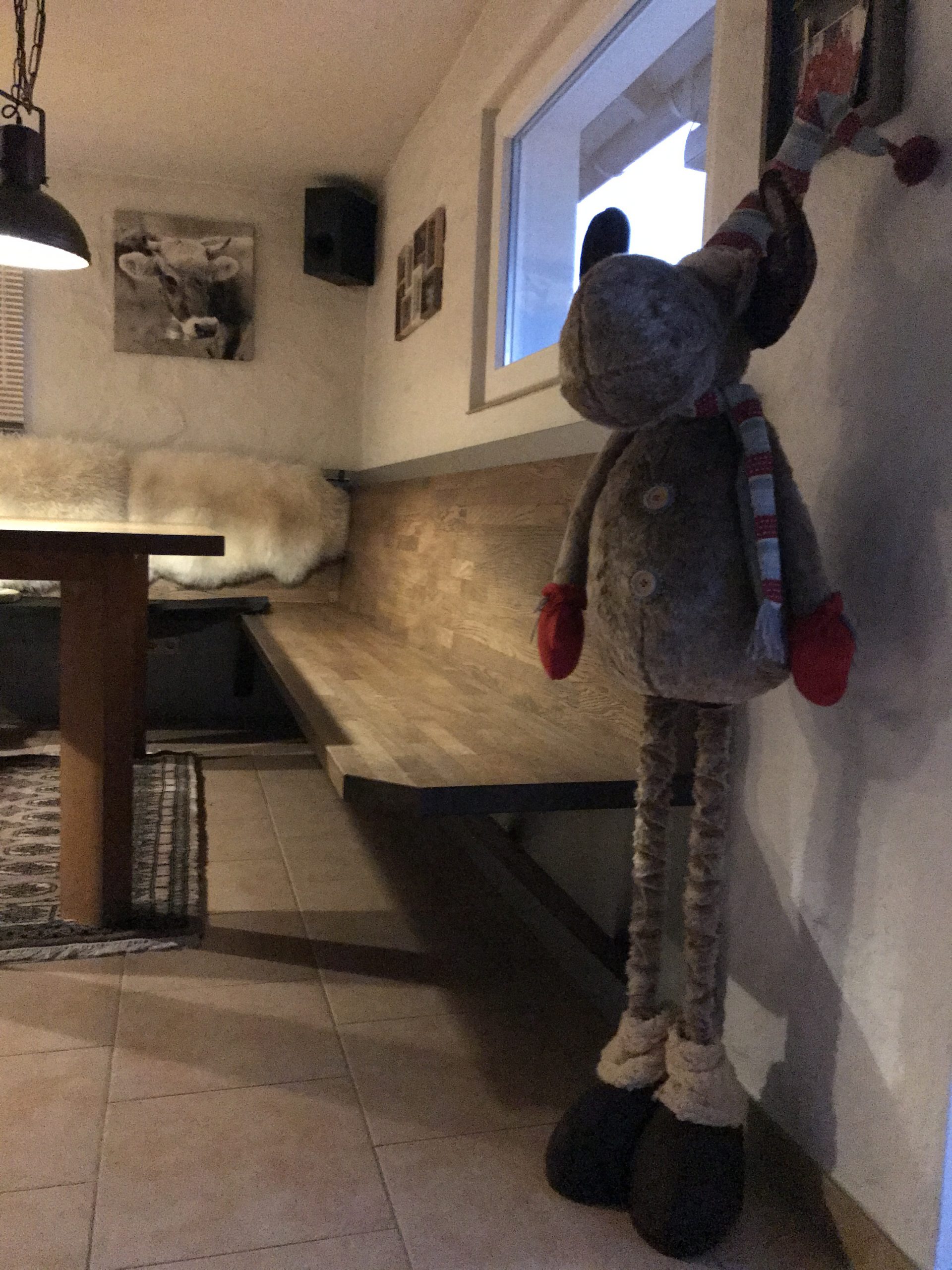 Referenzen Tischlerei Sudhoff – Eckbank aus Eiche, schwebend montiert