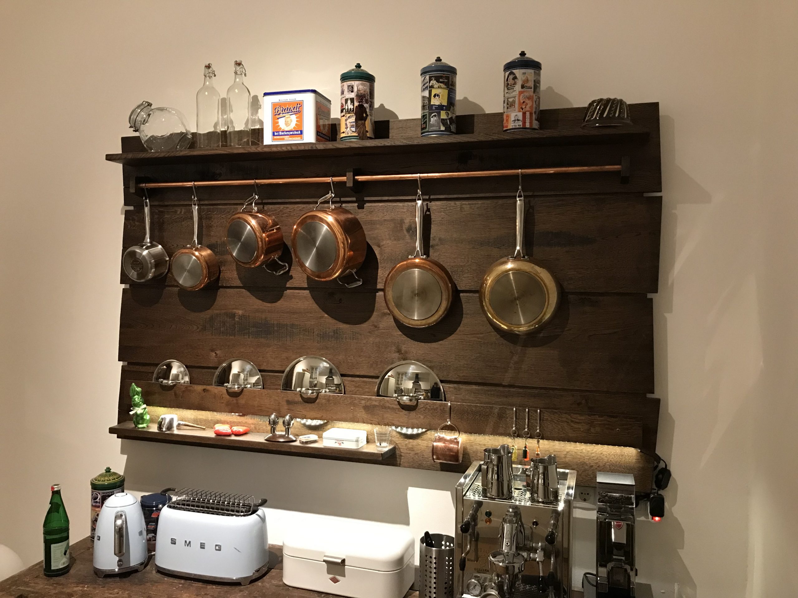 Offenes Eichenregal mit Kupferstange, sägerauem Massivholz – Küchenregal, handgefertigt von der Tischlerei Sudhoff