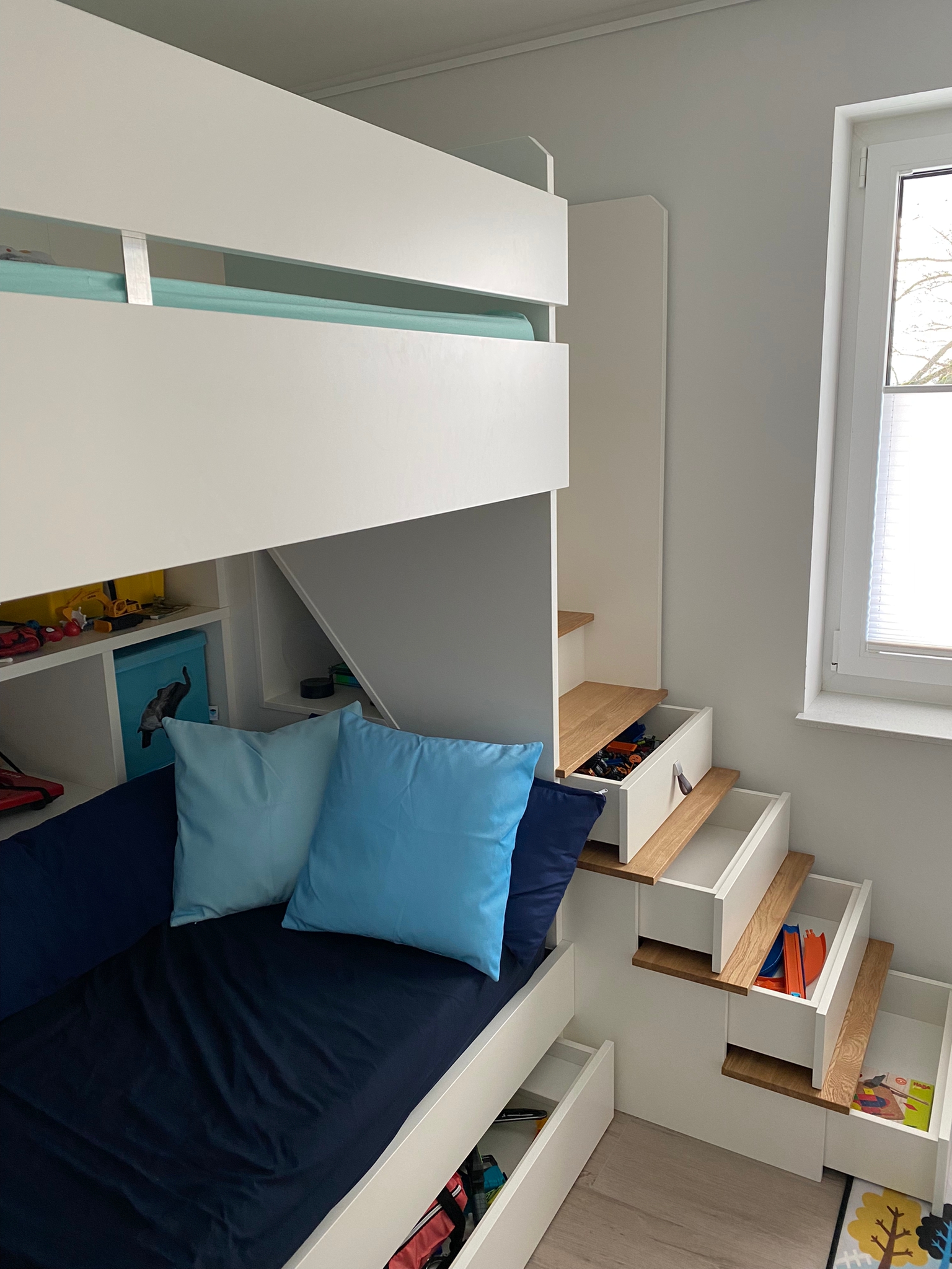 Referenzen Tischlerei Sudhoff – Hochbett im Kinderzimmer mit Treppe und Stauraum