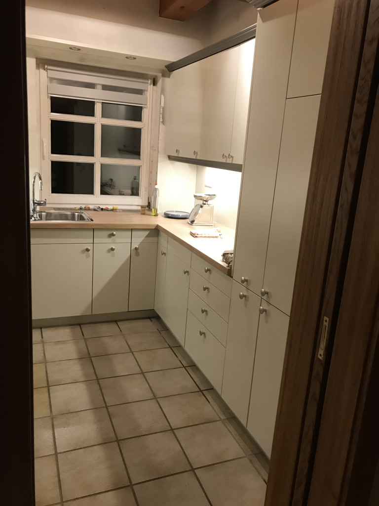 Küchenmodernisierung mit Lackfronten und Eiche-Design auf der rechten Seite – Tischlerei Sudhoff Werl