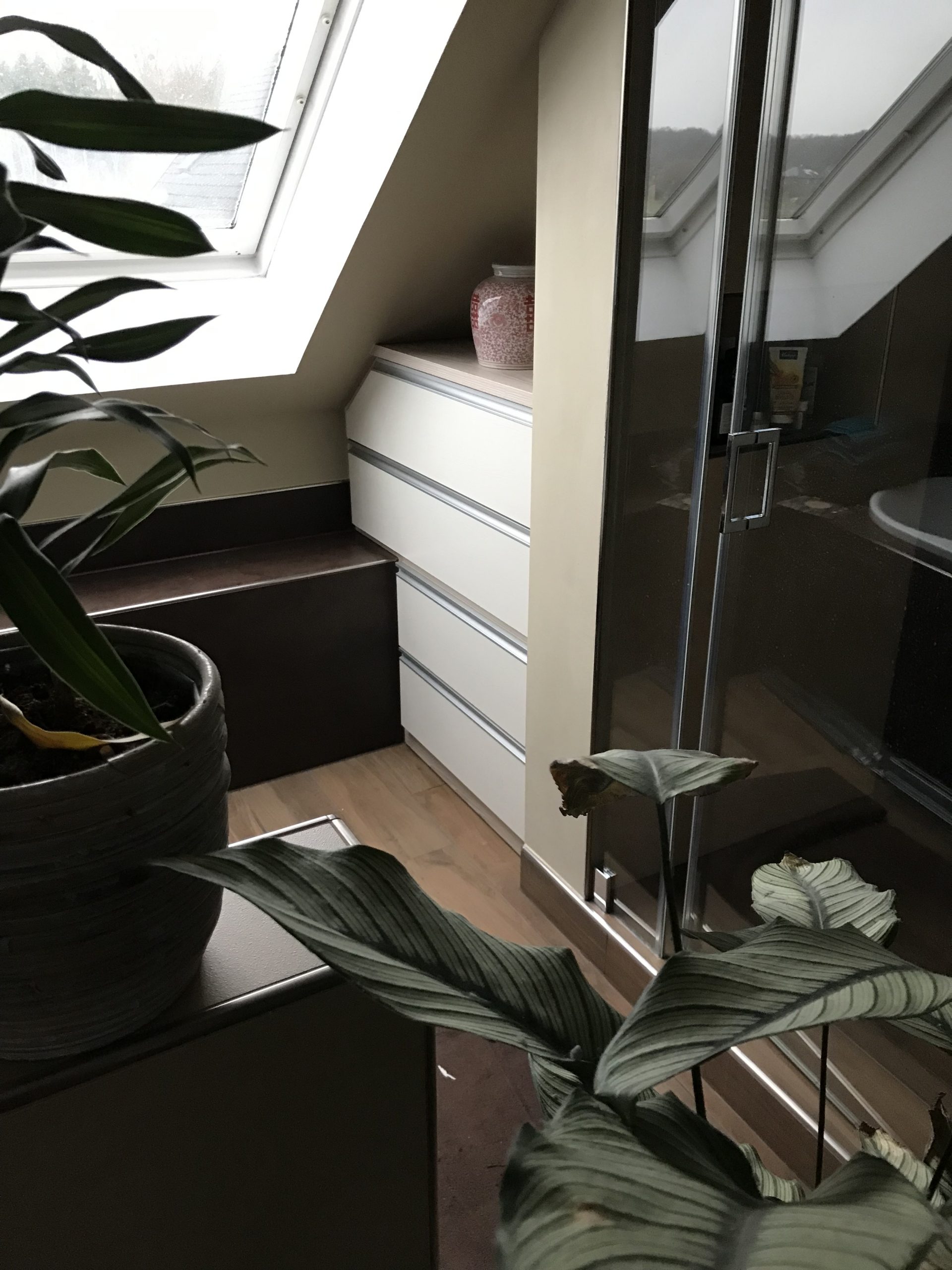 Schubkastenschrank im Badezimmer unter der Dachschräge mit Griffleisten aus Ulme beziehungsweise Rüster – Tischlerei Sudhoff