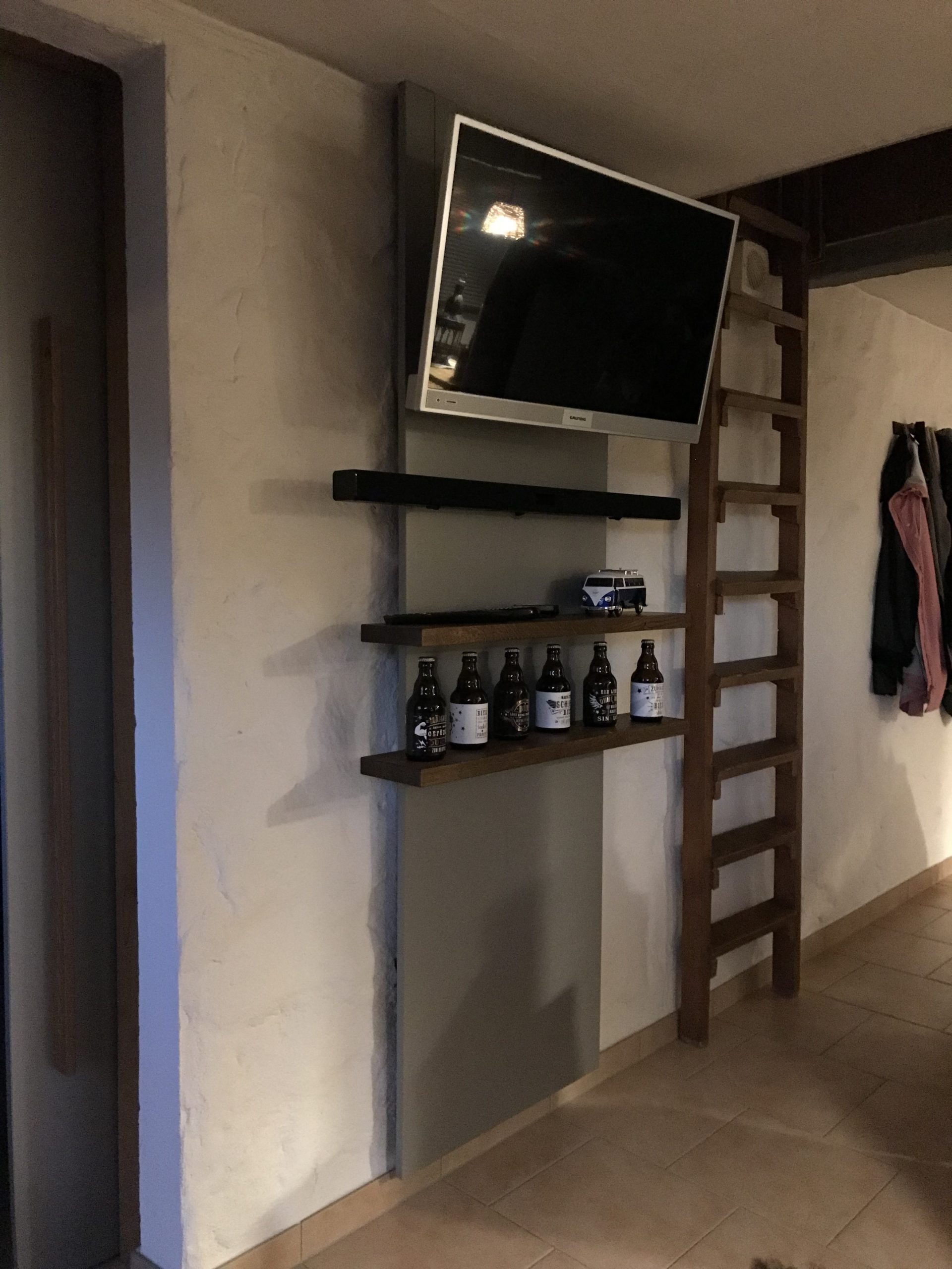 Schwebendes TV-Regal aus Eiche als Teil der Sitzecke