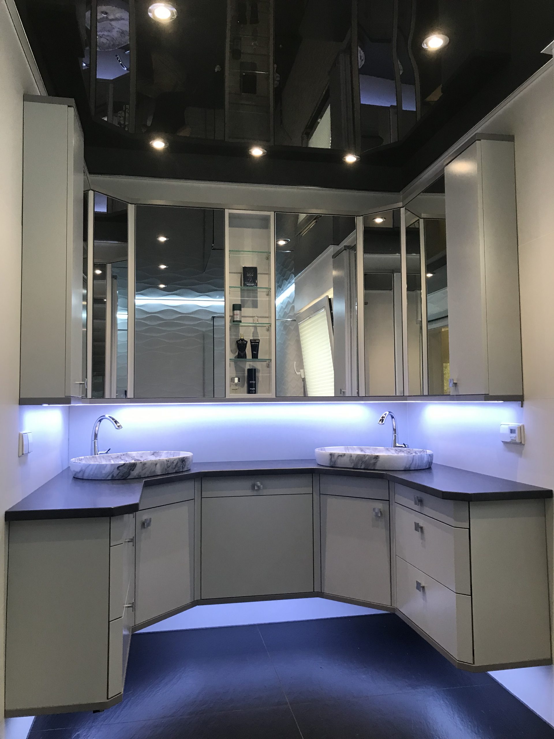 Waschtisch im Badezimmer mit Schleiflackfronten, Granitplatte und Spiegelschränken – Tischlerei Sudhoff Werl