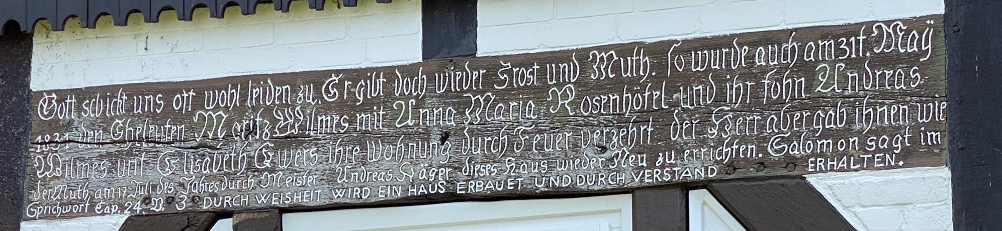 Referenzen Tischlerei Sudhoff – restaurierter Schriftbalken am Fachwerkhaus