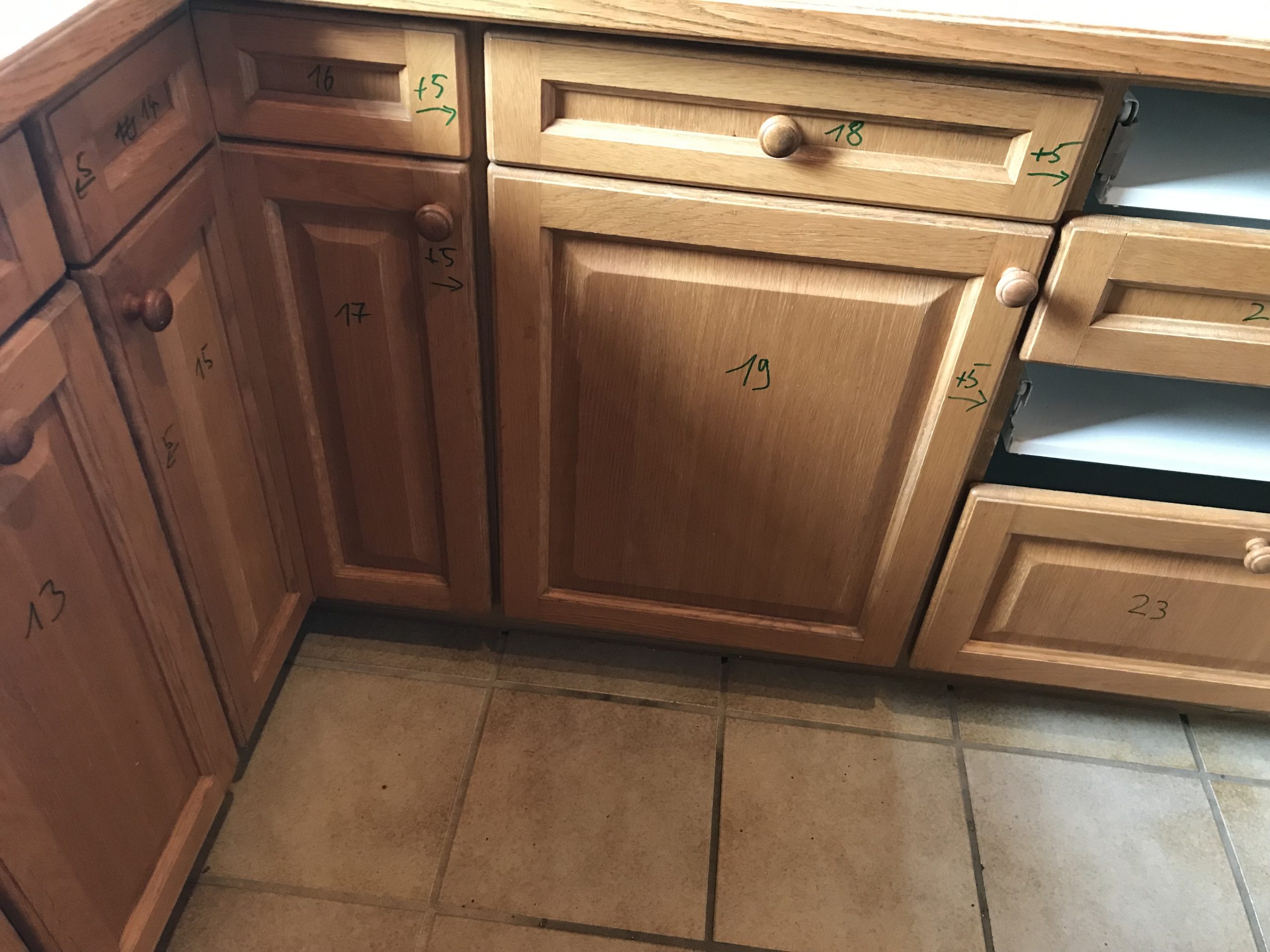 Küche vor der Modernisierung mit dunklen Rahmenfronten aus Eiche