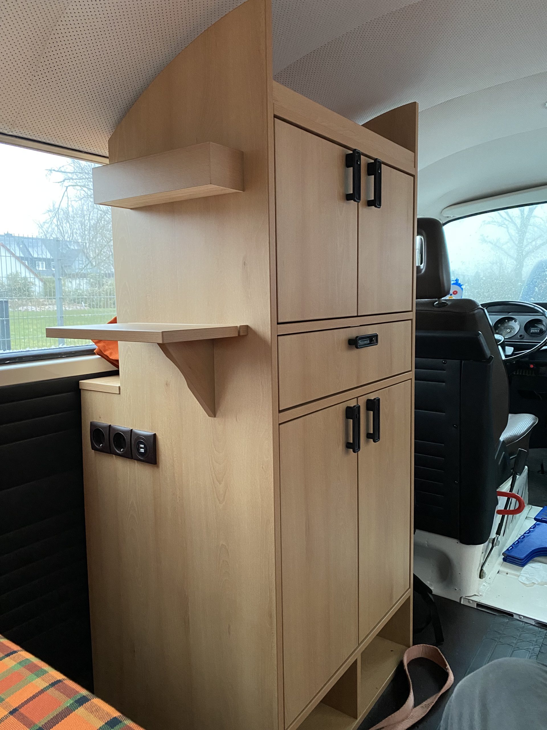 VW T2 Innenausbau – maßgefertigter Schrank mit hochgeklapptem Klapptisch und originalen T2-Griffen