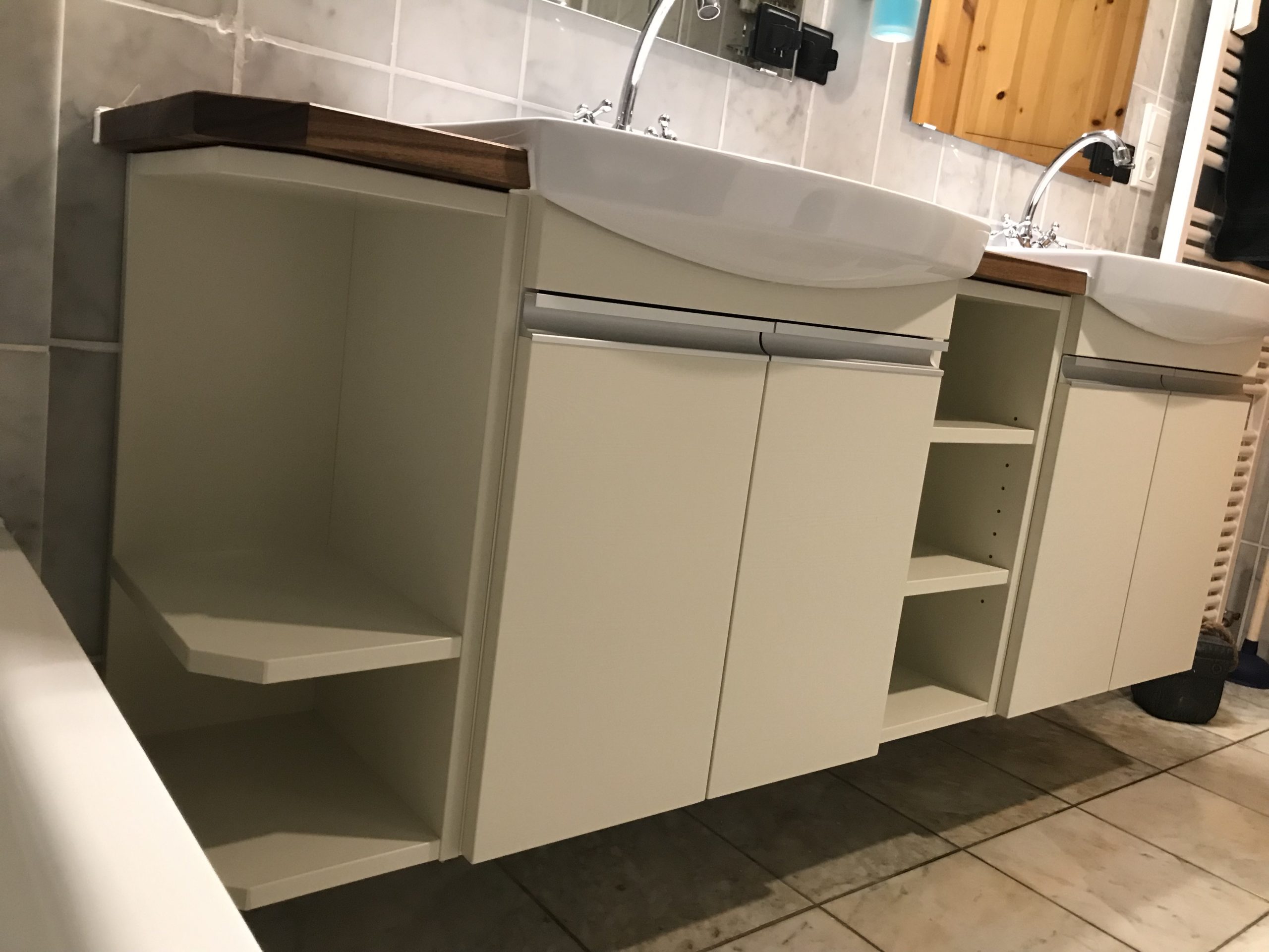 Badmöbel nach Maß Werl – freigestellte Waschtischanlage mit beigen Fronten und Nussbaum-Arbeitsflächen