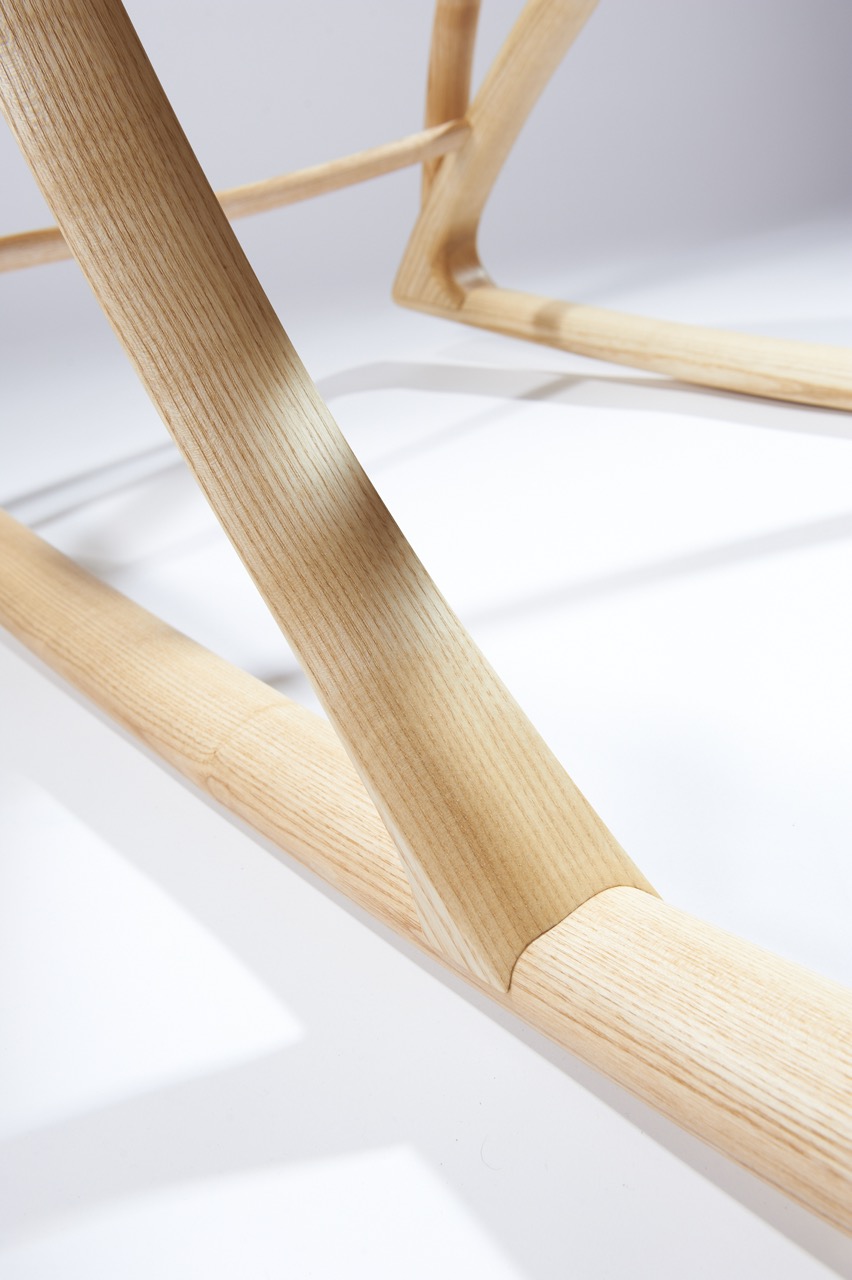 Detail der Holzverbindung zur Kufe des Schaukelstuhls aus Esche