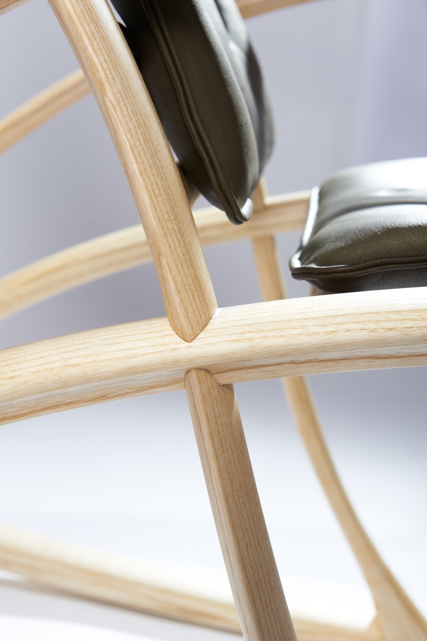 Detail der Holzverbindung zur Rückenlehne des Schaukelstuhls aus Esche